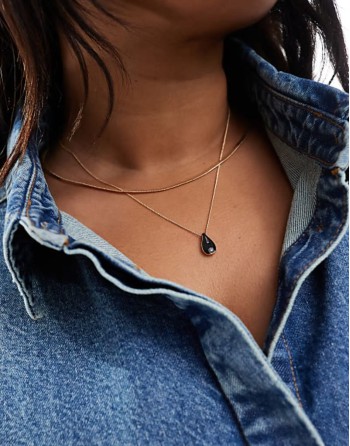 Curve multirow necklace with black enamel charm pendant in gold tone