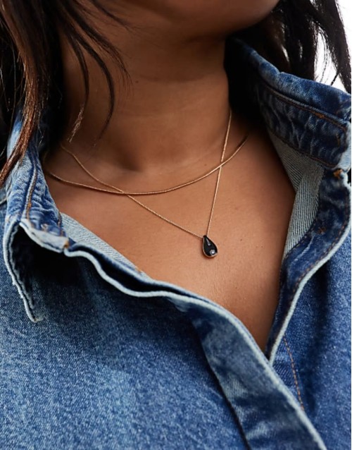 Curve multirow necklace with black enamel charm pendant in gold tone