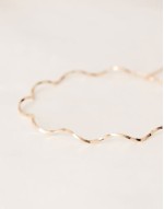 Curve torque choker with wave design in gold tone