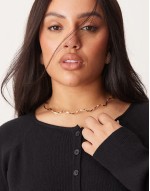 Curve torque choker with wave design in gold tone