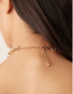necklace with charm heart detail in gold tone